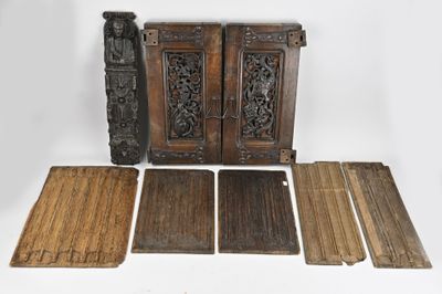 plusieurs morceaux de bois sont disposés sur une surface blanche