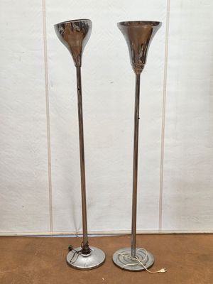 DEUX LAMPADAIRES en métal chromé.