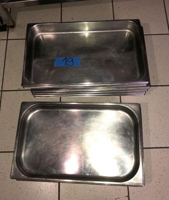 deux plateaux de nourriture posés sur un sol carrelé