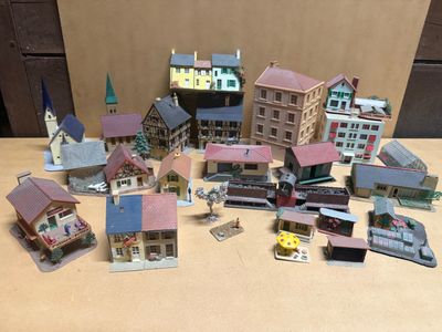 beaucoup de petits bâtiments miniatures posés sur une table