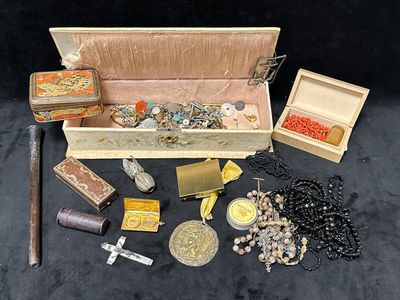 une boîte en bois remplie d'objets variés sur fond noir