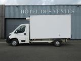 un camion blanc garé devant un bâtiment