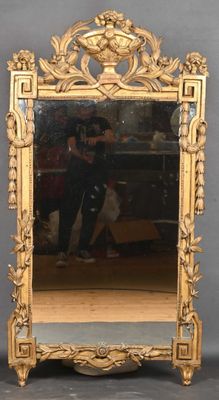 un miroir posé sur le sol devant un mur