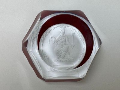 une plaque de verre sur laquelle est représentée une femme