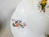 une assiette sur laquelle est peint un oiseau et une assiette sur laquelle est peint un oiseau