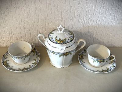 trois tasses et soucoupes posées sur une table