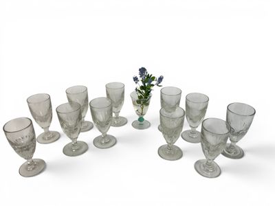 un ensemble de verres et un vase contenant des fleurs