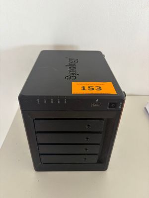une petite tour d'ordinateur noire posée sur une table blanche