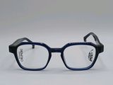 Ces lunettes sont en plastique et ont une monture noire.