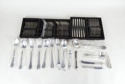 beaucoup de fourchettes et de cuillères dans une boîte noire