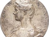 Gros plan sur une pièce de monnaie en argent portant un visage de femme