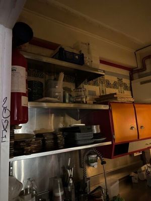 une cuisine dont les étagères sont encombrées