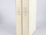 deux livres posés l'un sur l'autre sur une table