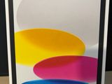 une boîte sur laquelle figure l'image d'un iPad 11 aux couleurs vives
