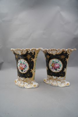 Paire de vases de mariés en porcelaine polychrome et or à dé…