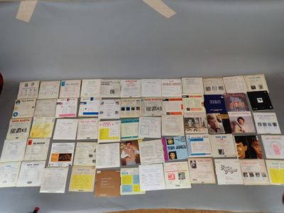 beaucoup de papiers qui sont posés sur la table