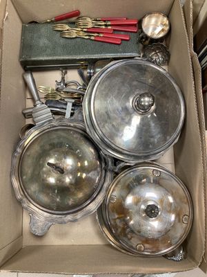 une boîte remplie de casseroles et de poêles en argent