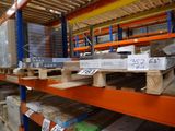 de nombreuses palettes de bois sur les rayonnages de l'entrepôt