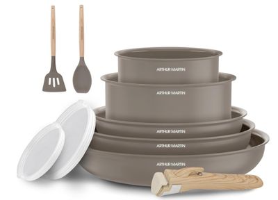 une image représentant une pile de bols et une spatule sur fond blanc