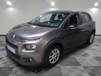 la petite voiture est garée dans le garage sur le sol en damier