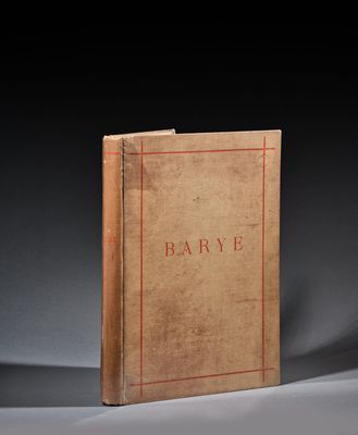 un livre marron avec des inscriptions rouges, posé sur une table
