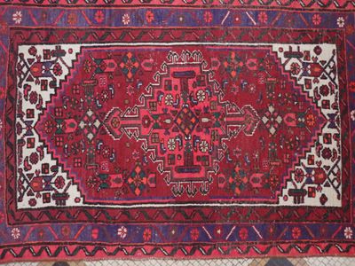 TAPIS d'Orient en laine, fait main, dans les tons bordeaux, …
