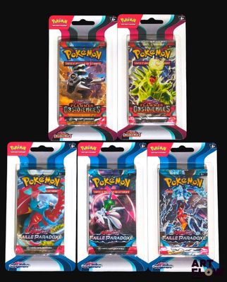 quatre paquets de cartes à collectionner Pokémon dans des emballages en plastique, sur fond noir