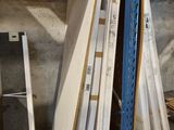 un homme qui se tient à côté d'un tas de bois