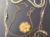 une photo d'un collier orné de perles et d'une fleur
