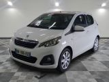la petite voiture blanche est garée sur un carrelage à carreaux