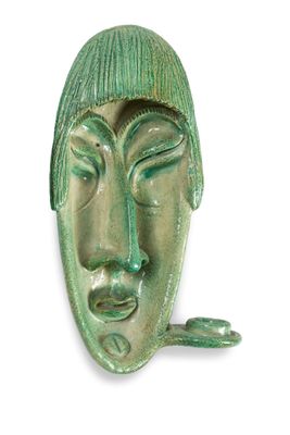 une image représentant un masque en céramique verte sur fond blanc