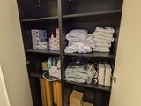 un placard rempli d'objets