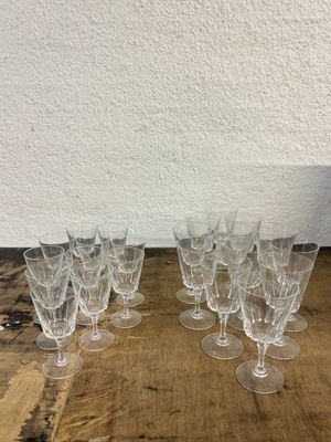 six verres à vin transparents posés sur une table en bois
