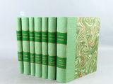 une pile de cinq livres verts empilés les uns sur les autres