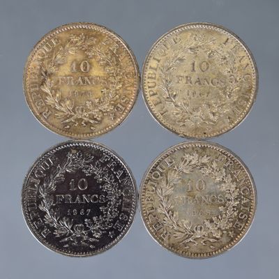 quatre types de pièces différents sont représentés sur un fond bleu