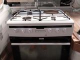 cuisinière à deux feux, surmontée d'une porte vitrée