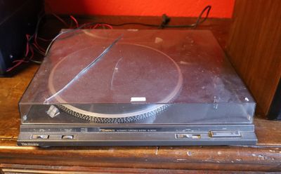 une platine posée sur une table en bois