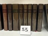 cinq livres sont alignés sur une surface blanche