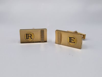 une paire de boutons de manchette en or gravés d'initiales