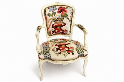 une image d'une chaise dont l'assise est recouverte d'un rembourrage floral