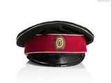 une image représentant un chapeau rouge et noir posé sur une surface blanche