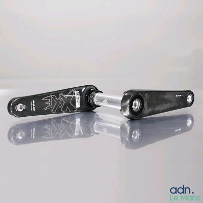 deux brosses à dents posées sur une table