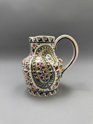 une image représentant un petit vase orné d'un motif floral