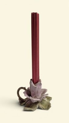 Petit bougeoir à main en porcelaine à décor d'une fleur en r…