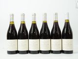 six bouteilles de vin sont alignées dans une rangée