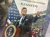 une photo d'un livre sur lequel figure une photo du président Kennedy