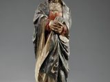 une statue ancienne d'une femme tenant un bébé dans ses bras