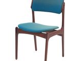 une chaise bleue avec une structure en bois et une assise bleue