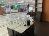 une vitrine en verre au milieu d'un centre commercial