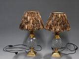 une paire de lampes surmontées d'abat-jours en paille
